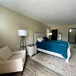 Cozy 1-Bedroom Suite