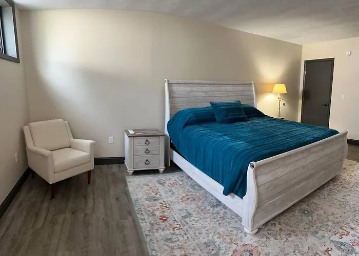 Cozy 1-Bedroom Suite